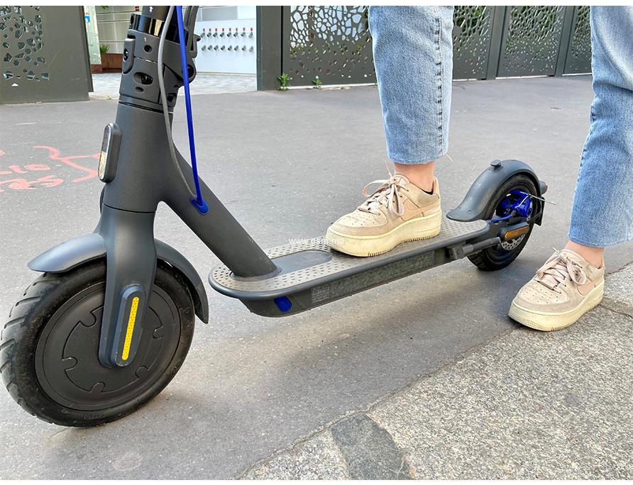 Une personne sur sa trottinette électrique