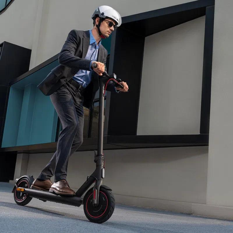 Un homme dans une pente équipée en trottinette électrique