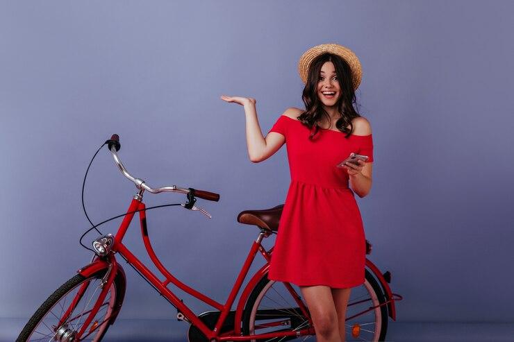 Une femme avec un casque sur un vélo électrique