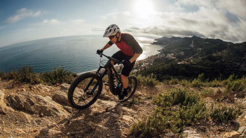 sport avec vélo électrique suspendu