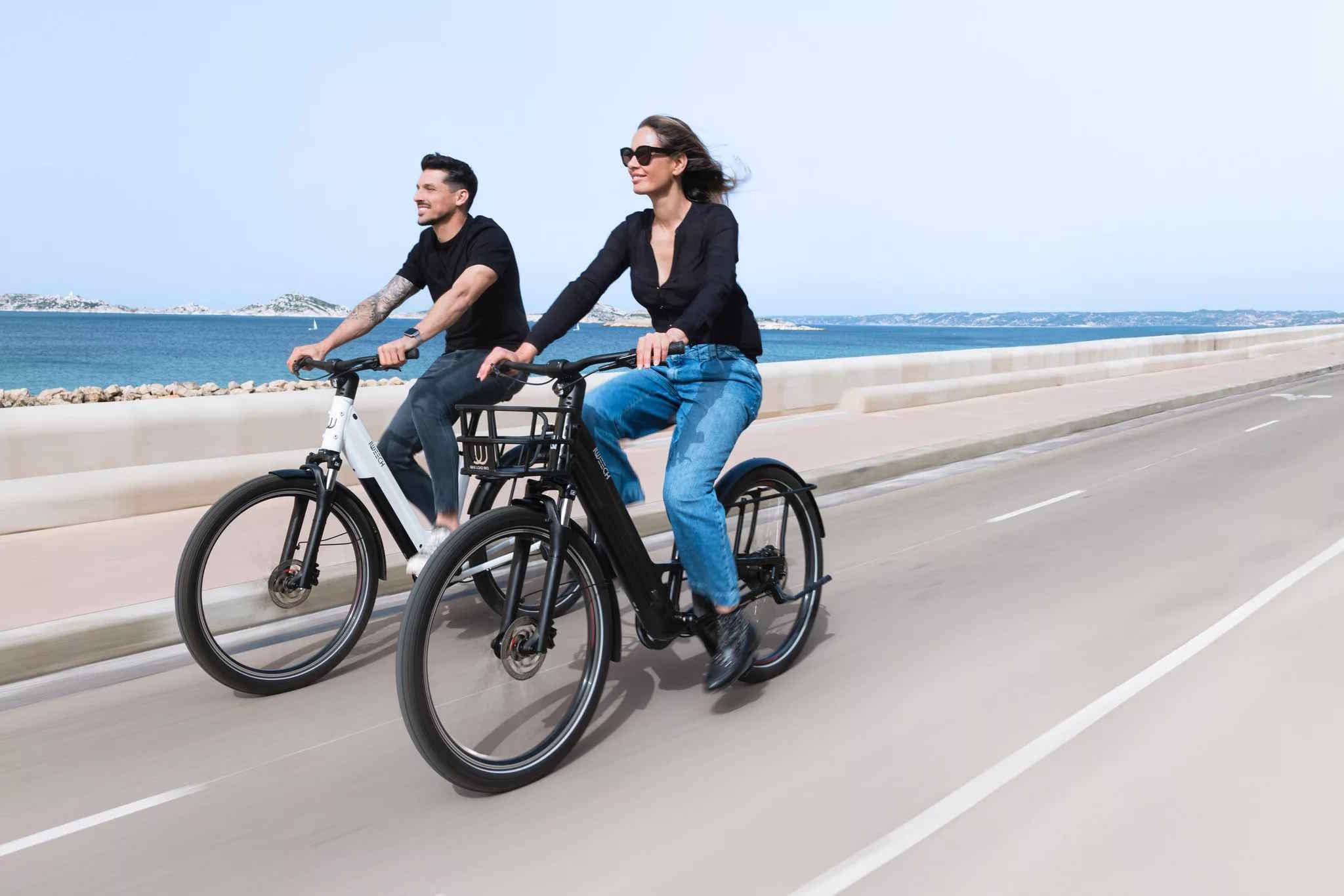 Deux personnes à vélos électriques sur la plage