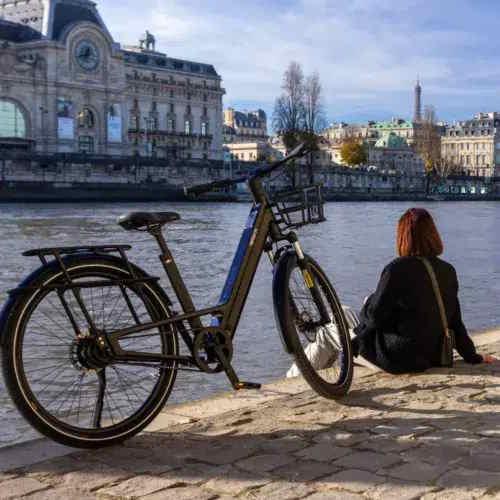 Une personne assise à côté de son vélo électrique