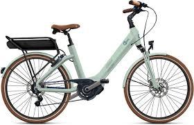Un vélo électrique de ville bleu vert