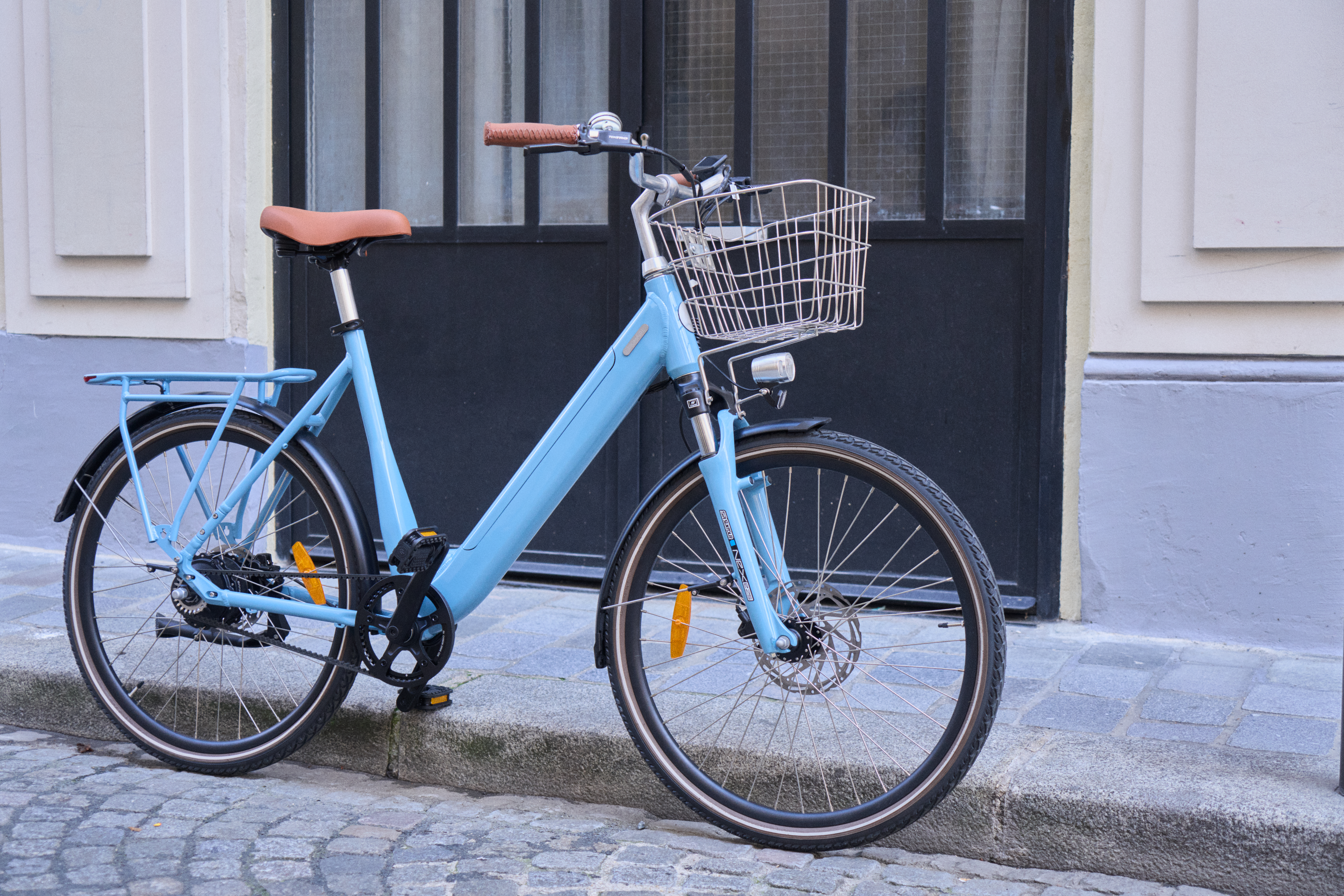 Un vélo électrique de ville bleu