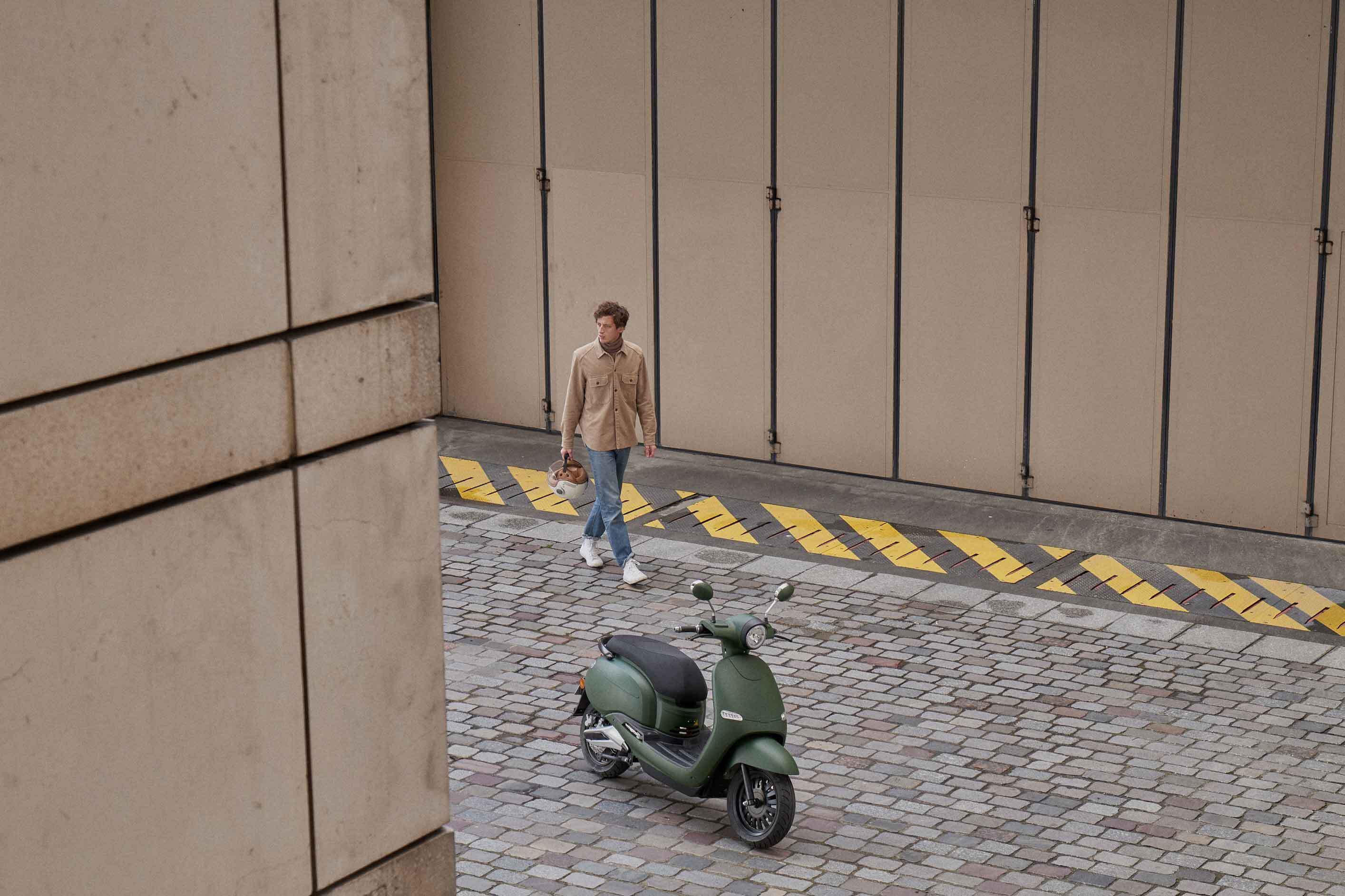Vue de loin scooter Brumaire