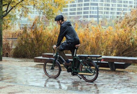 Homme pédalant sur un vélo longtail Brumaire Nébula vert anglais