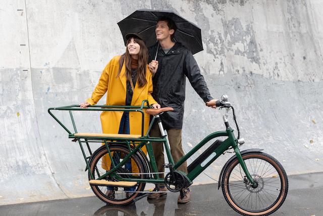 Un couple avec leur vélo Nébula