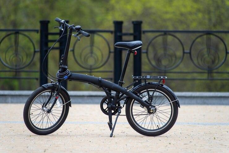 Image d'un vélo électrique pliant noir dans un parc