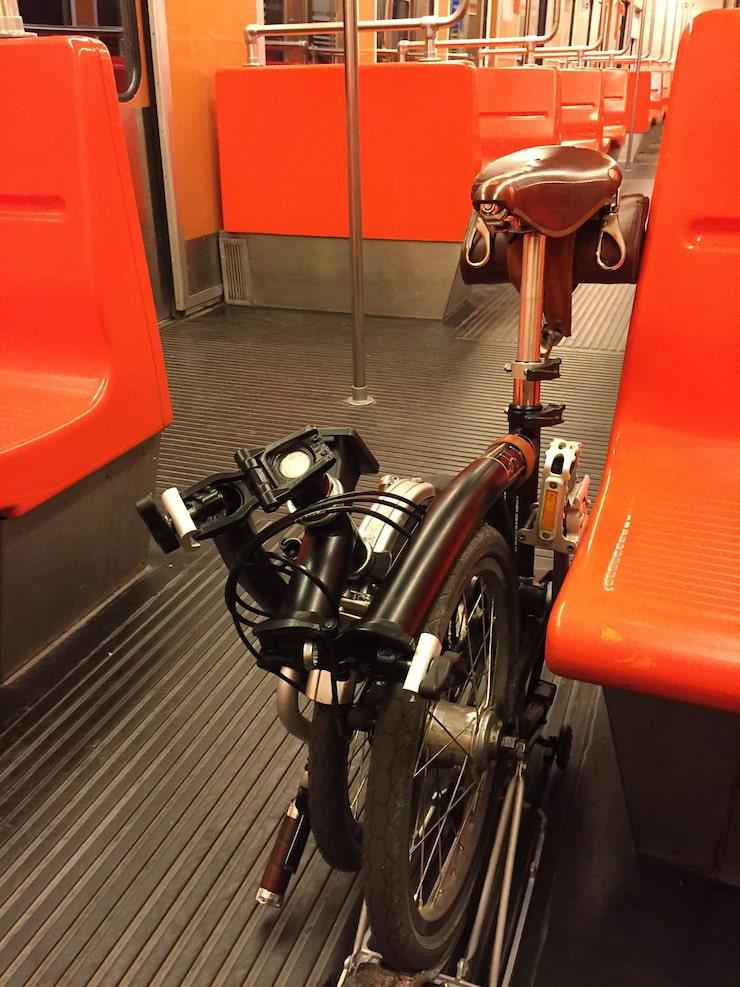 Un vélo électrique pliant dans les transports en commun
