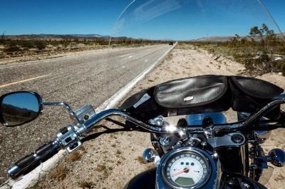 Vue depuis une moto sur paysage désertique sur le bord d'une route