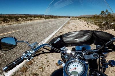Vue depuis une moto sur paysage désertique sur le bord d'une route
