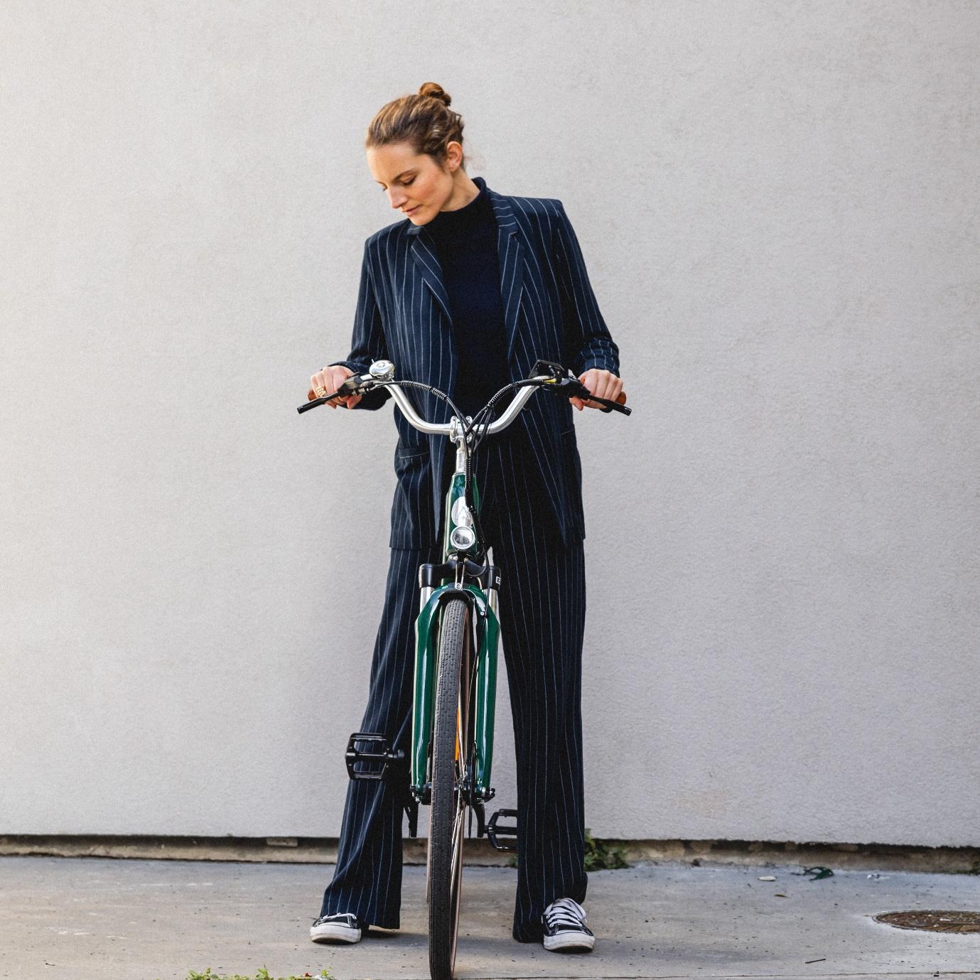 Une femme sur un vélo électrique vert à cadre bas