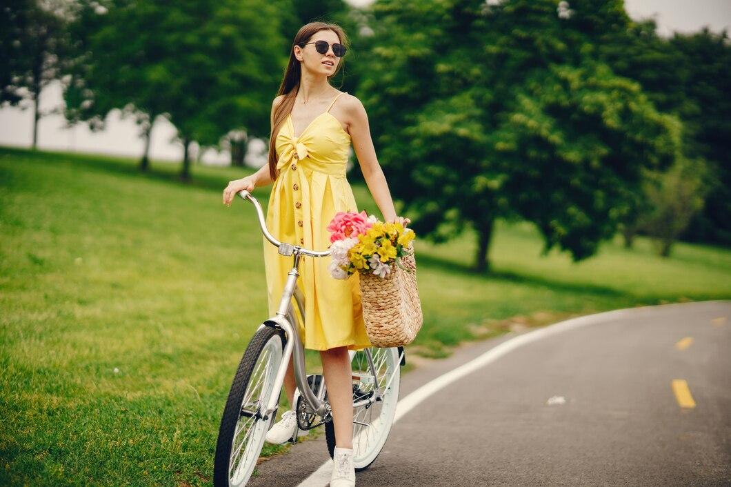 Une femme en jaune qui pousse son vélo le bord d'une route