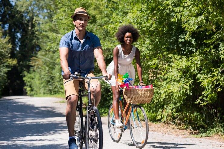 Un couple qui fait du vélo en fôret