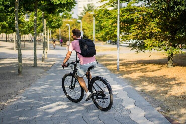 Un homme en vélo au milieu d'une piste cyclable