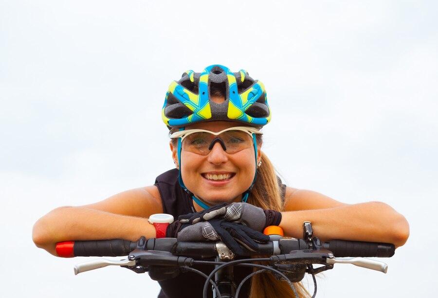 Une cycliste qui attend sur son vélo