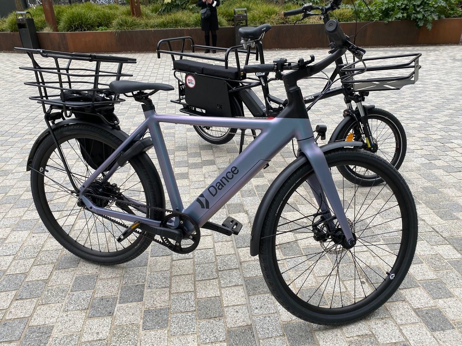 Un vélo électrique gris Dance avec un autre vélo noir