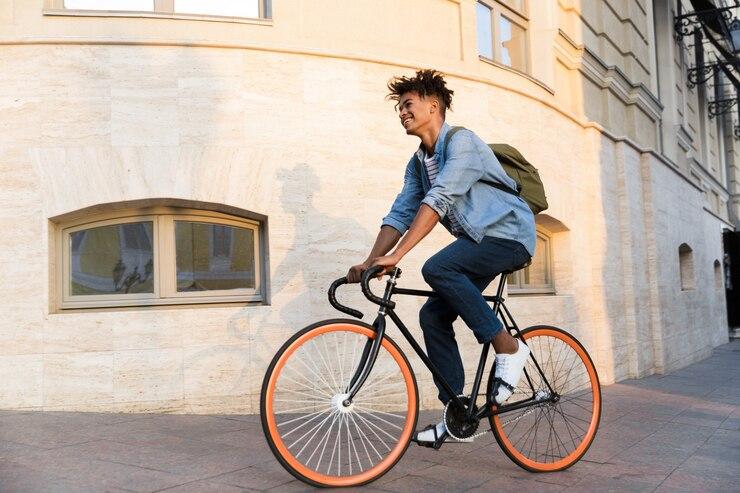 Un homme en vélo électrique dans une rue