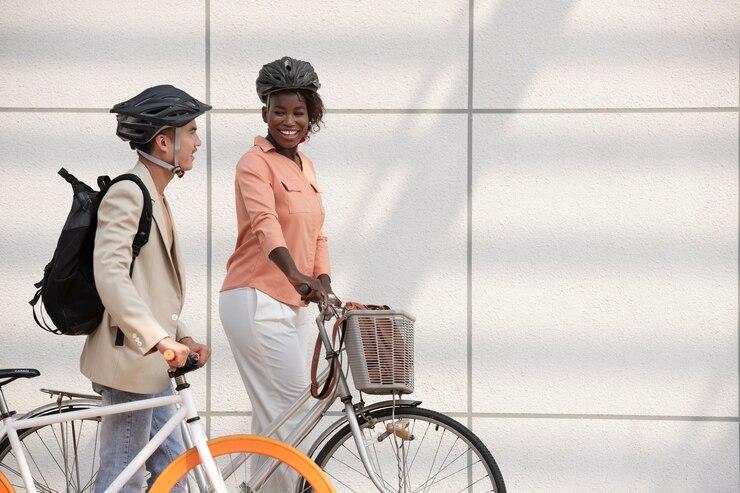 Deux personnes qui marchent avec des vélos