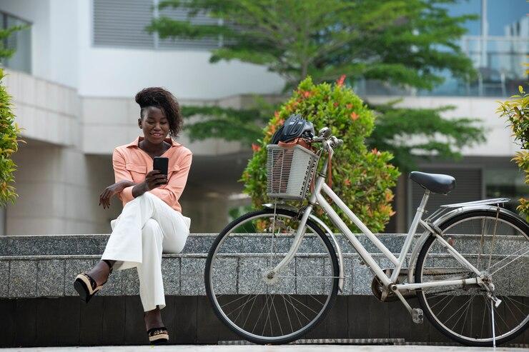 Une femme qui attend à côté de son vélo