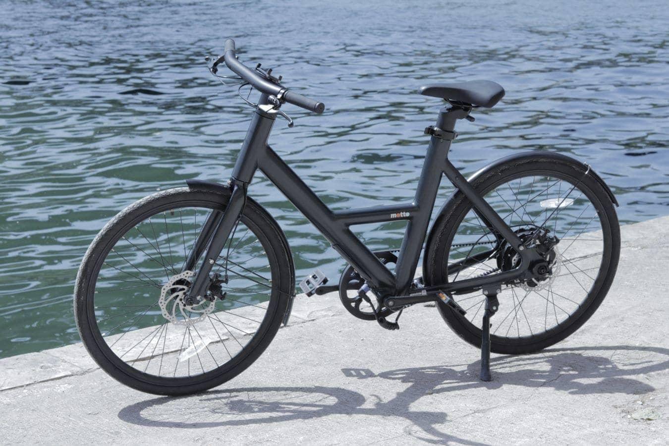 Un vélo garé au bord de l'eau