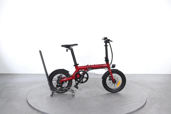 Un vélo Eovolt rouge électrique