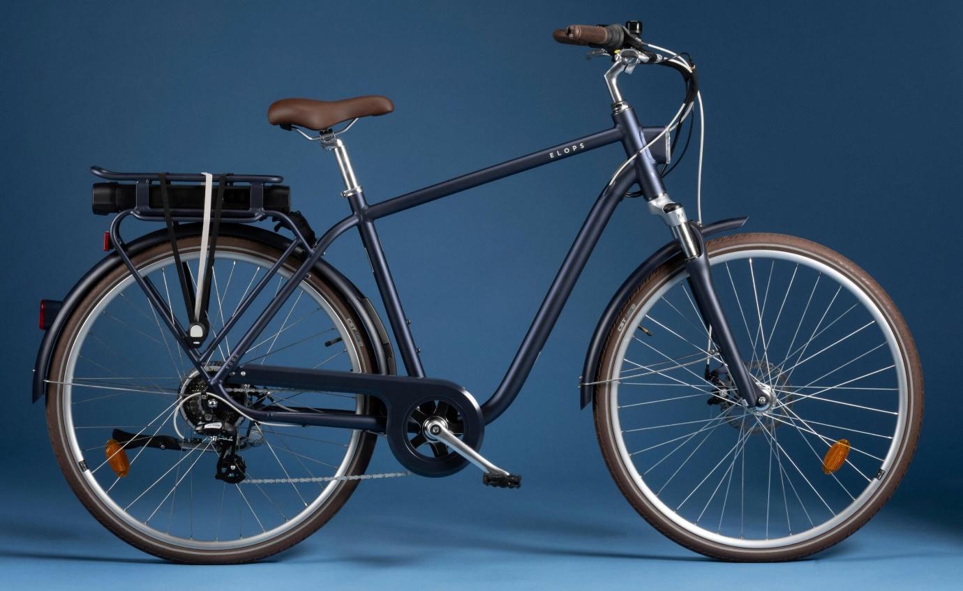 Un vélo ELOPS 900e bleu sur un fond bleu