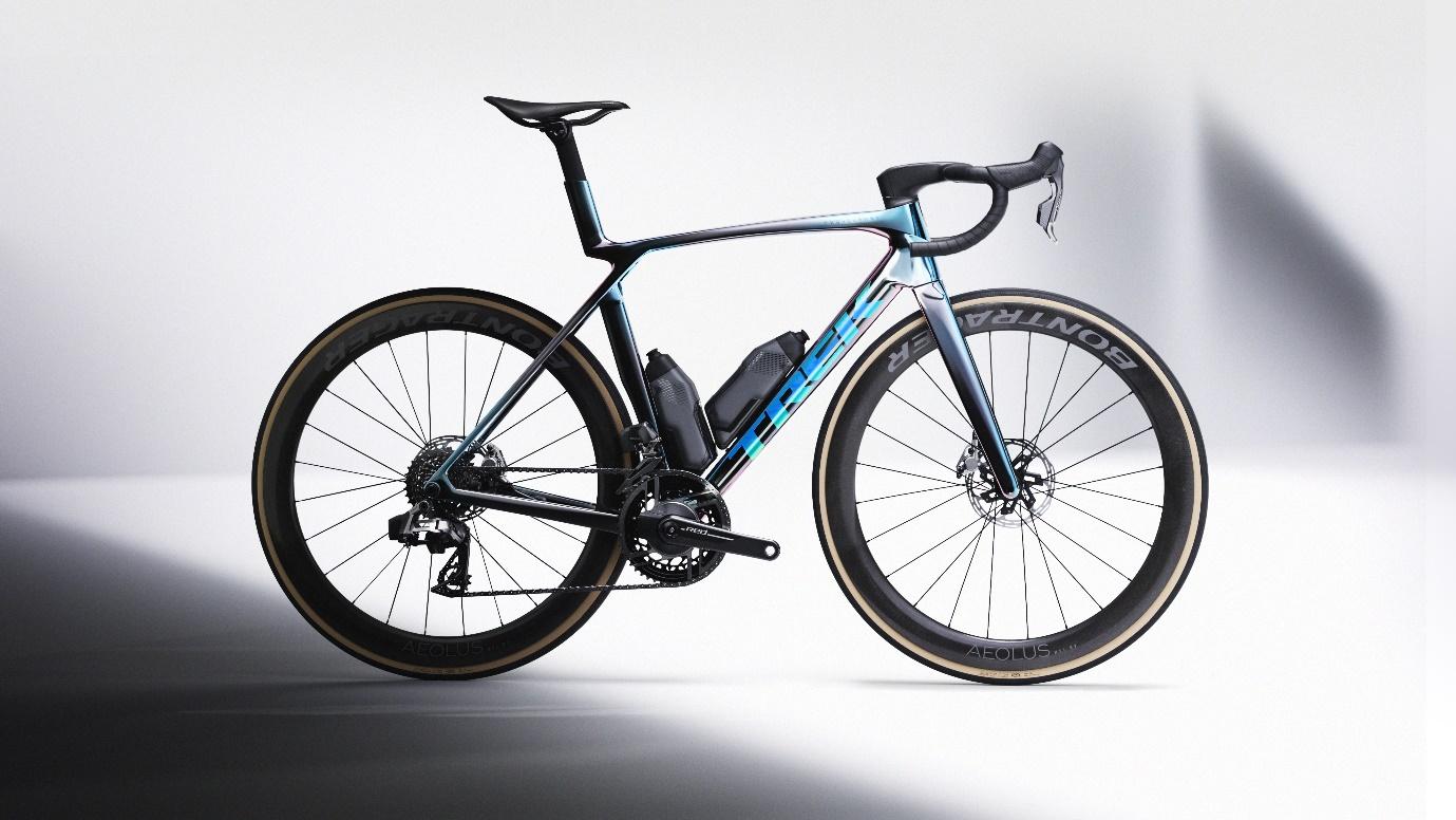 Un vélo électrique sur un fond gris