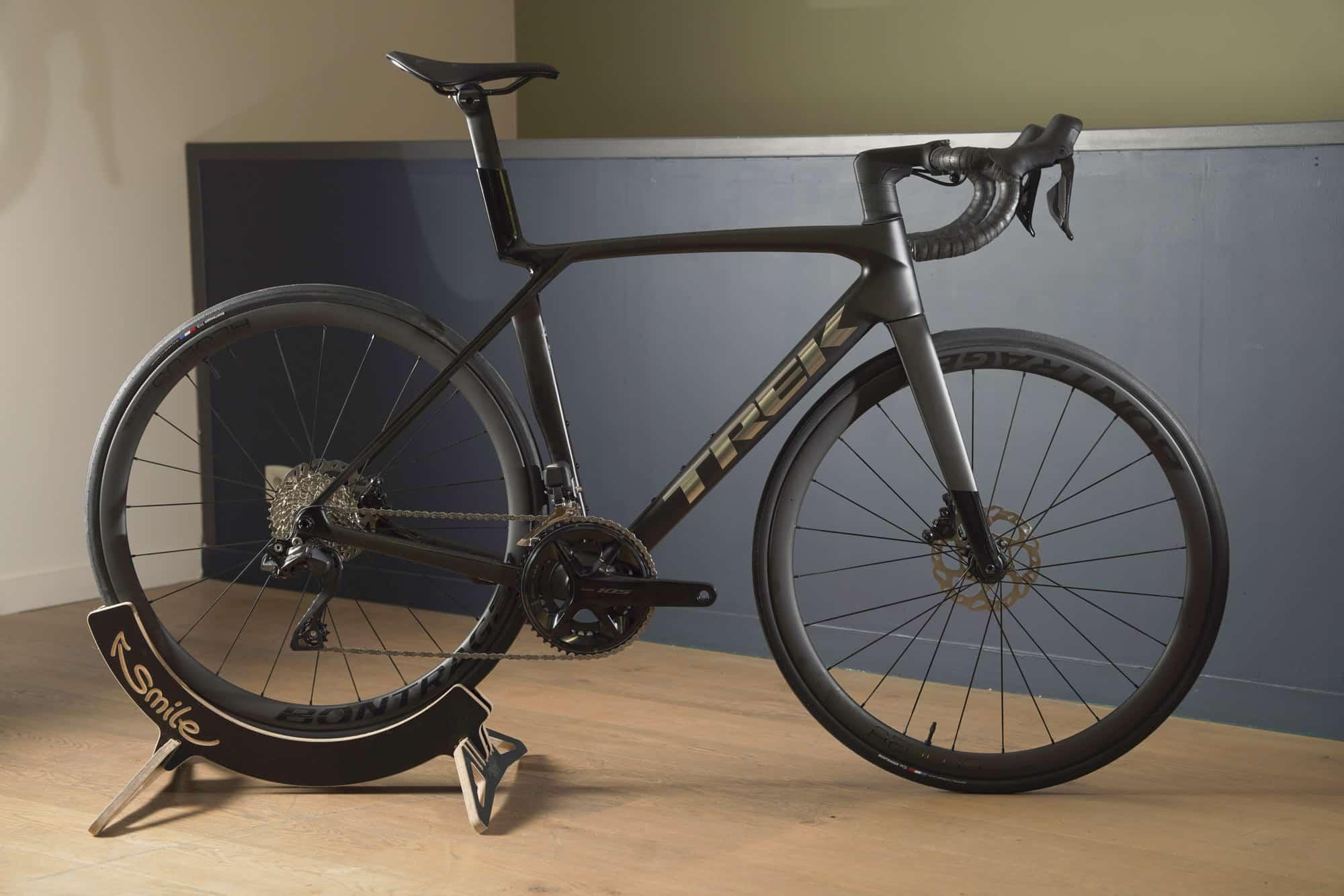 Un vélo électrique Trek Madone gris 