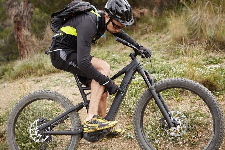 Un homme en VTT dans la forêt