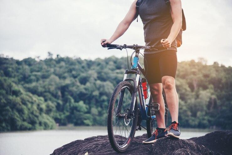 Un cycliste en VTT au bord d'un lac