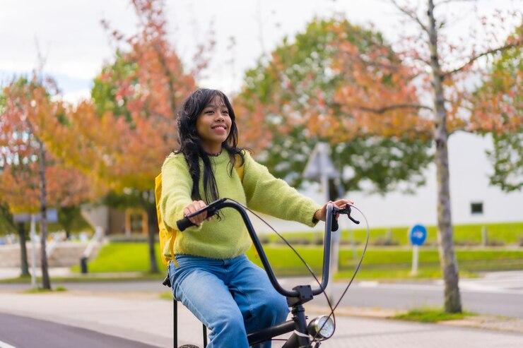 Une femme avec un casque sur un vélo