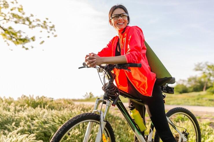 Une femme avec des lunettes sur un vélo électrique
