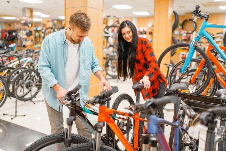 Deux personnes dans un magasin de vélos