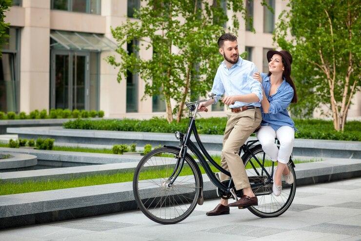 Un couple sur un vélo électrique en ville