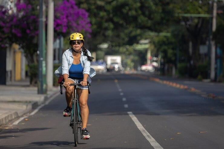 Une femme bien équipée sur la route à vélo