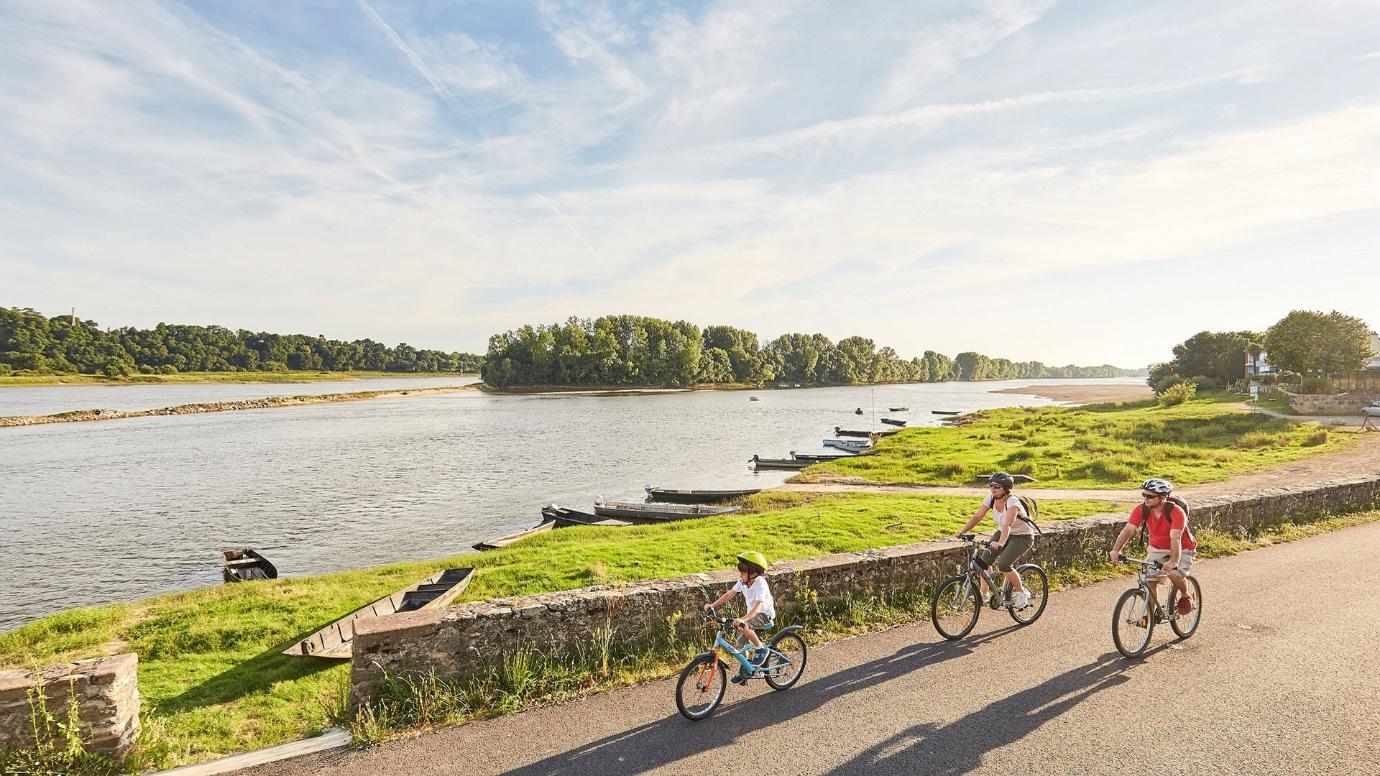 Un couple qui fait une balade à vélo