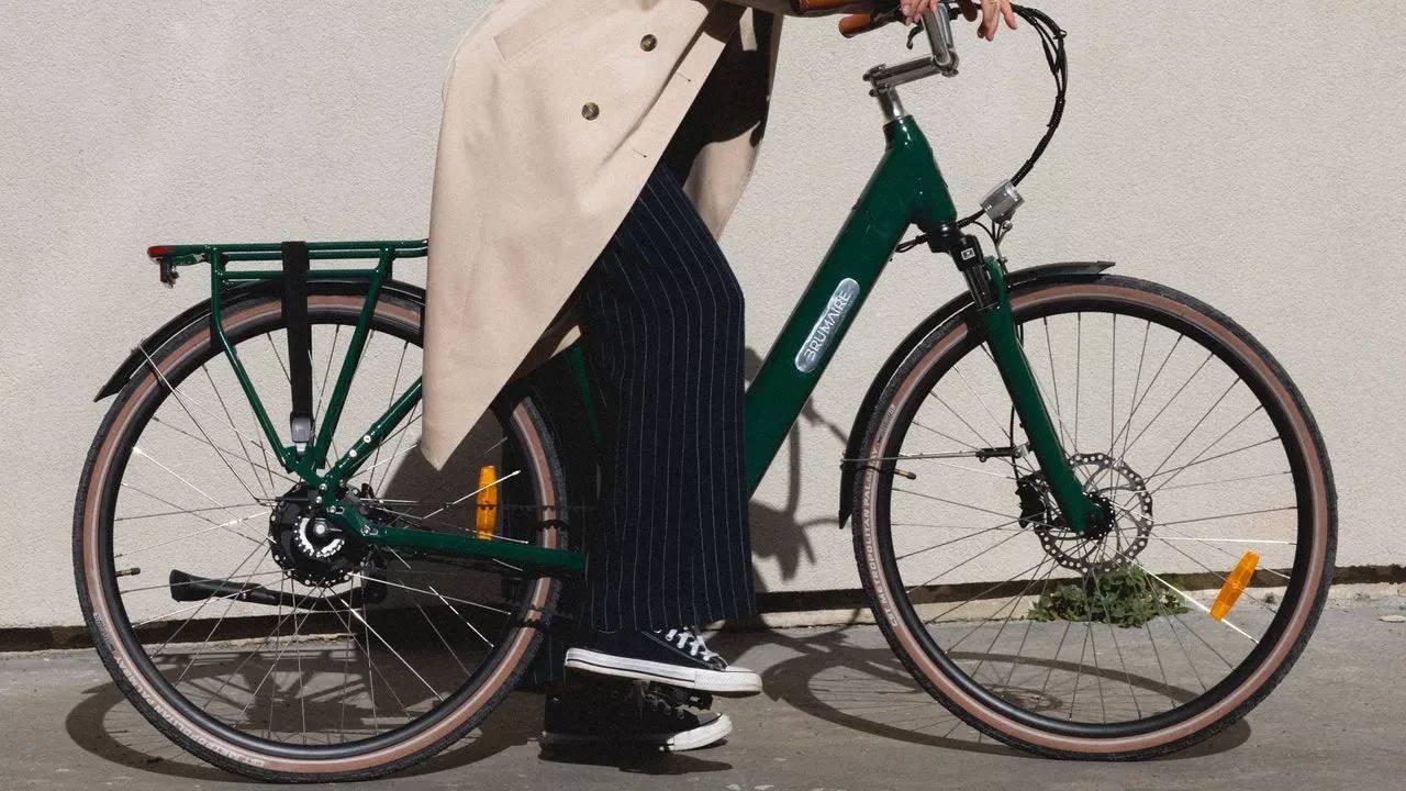 Une femme sur un vélo électrique Folio vert