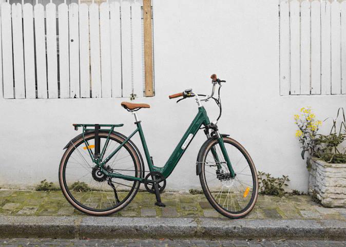 Le vélo électrique Folio au milieu de la route
