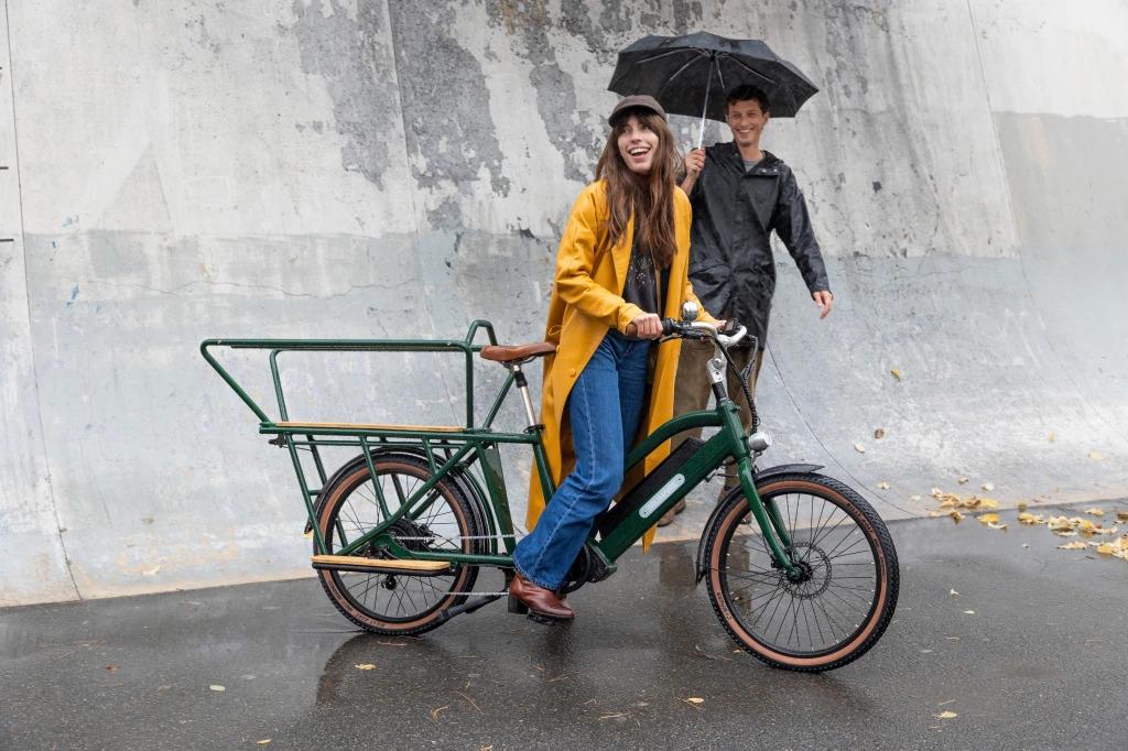 Un couple avec un vélo électrique cargo