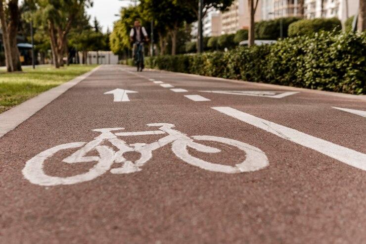 Une piste cyclable pour vélos