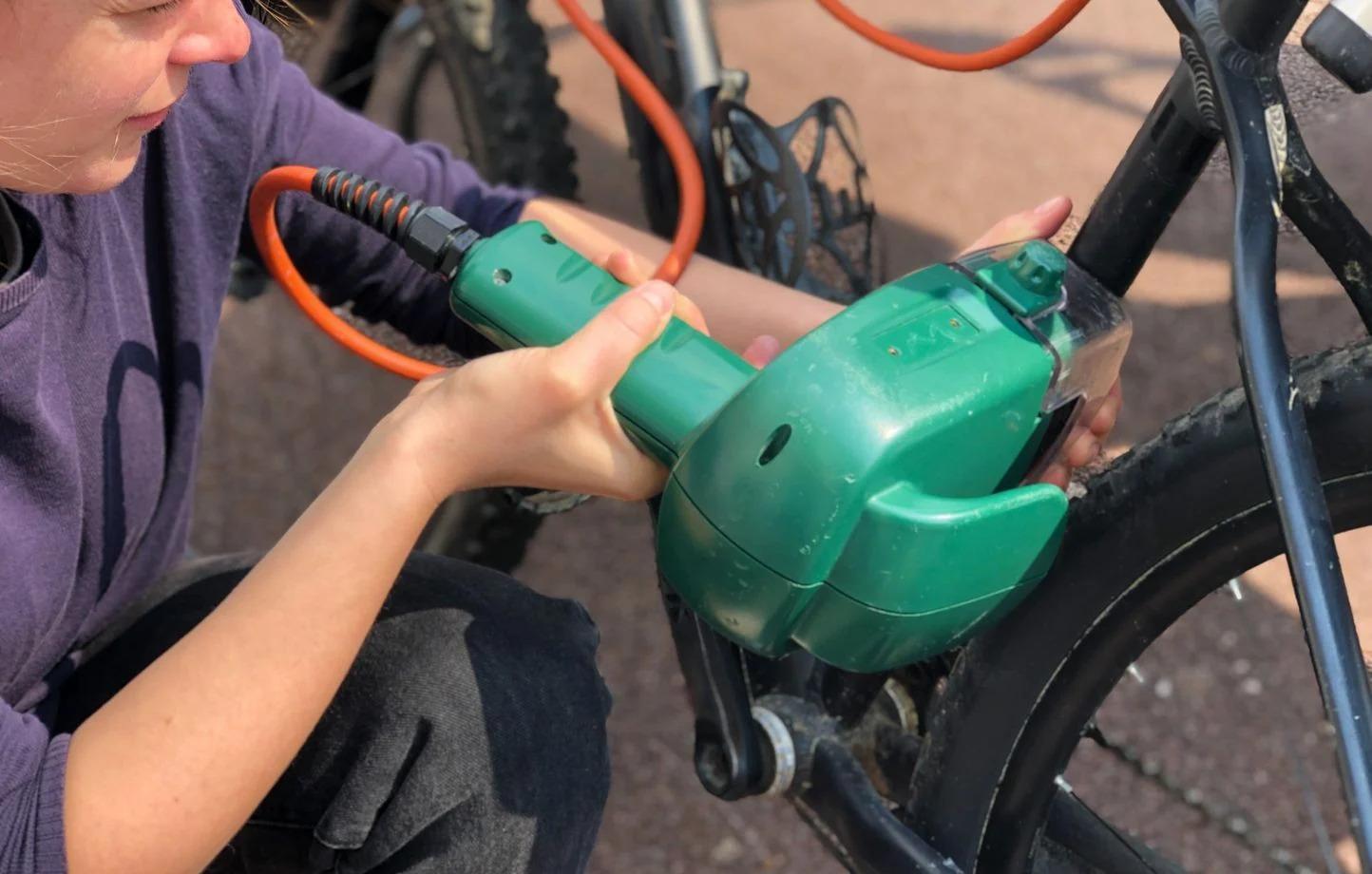 Deux personnes qui s'occupent de leur vélo électrique