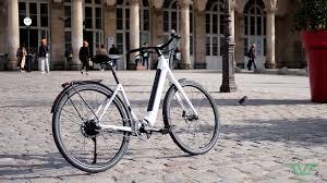 Vélo électrique blanc Ellipste E2 ST sur une place publique