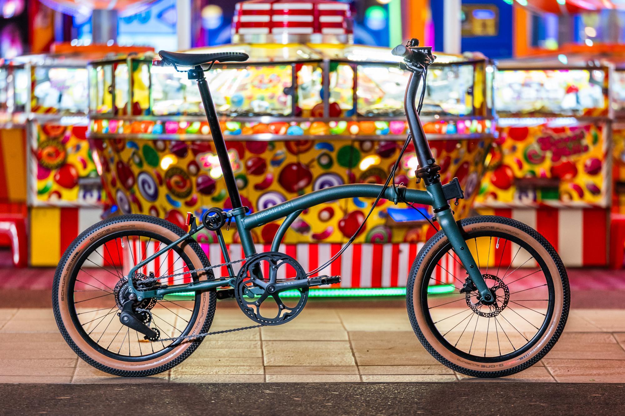 Un vélo électrique Brompton Electric G Line devant un stand dans un parc d'attraction
