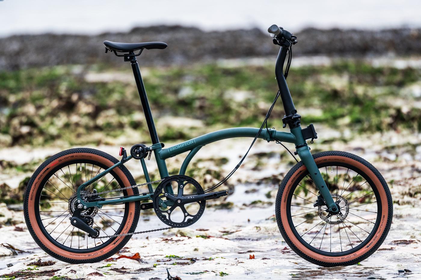 Un vélo électrique vert dans un paysage désertique