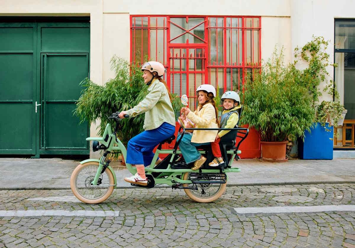 Une mère et ses filles sur un vélo cargo gaya