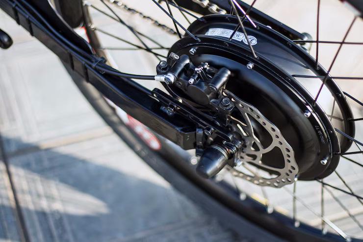 Un moteur intégré au moyeu de la roue