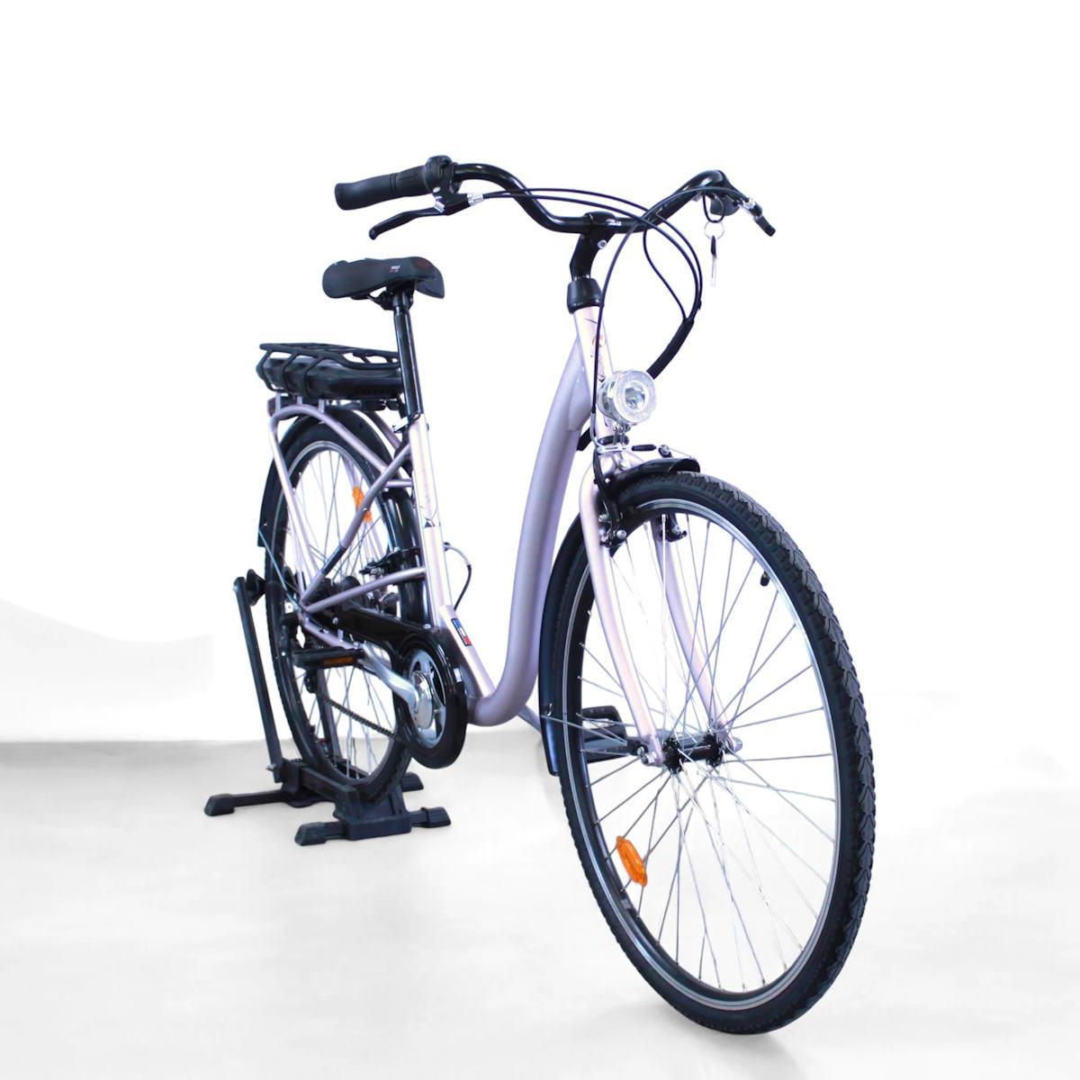 Un vélo électrique gris