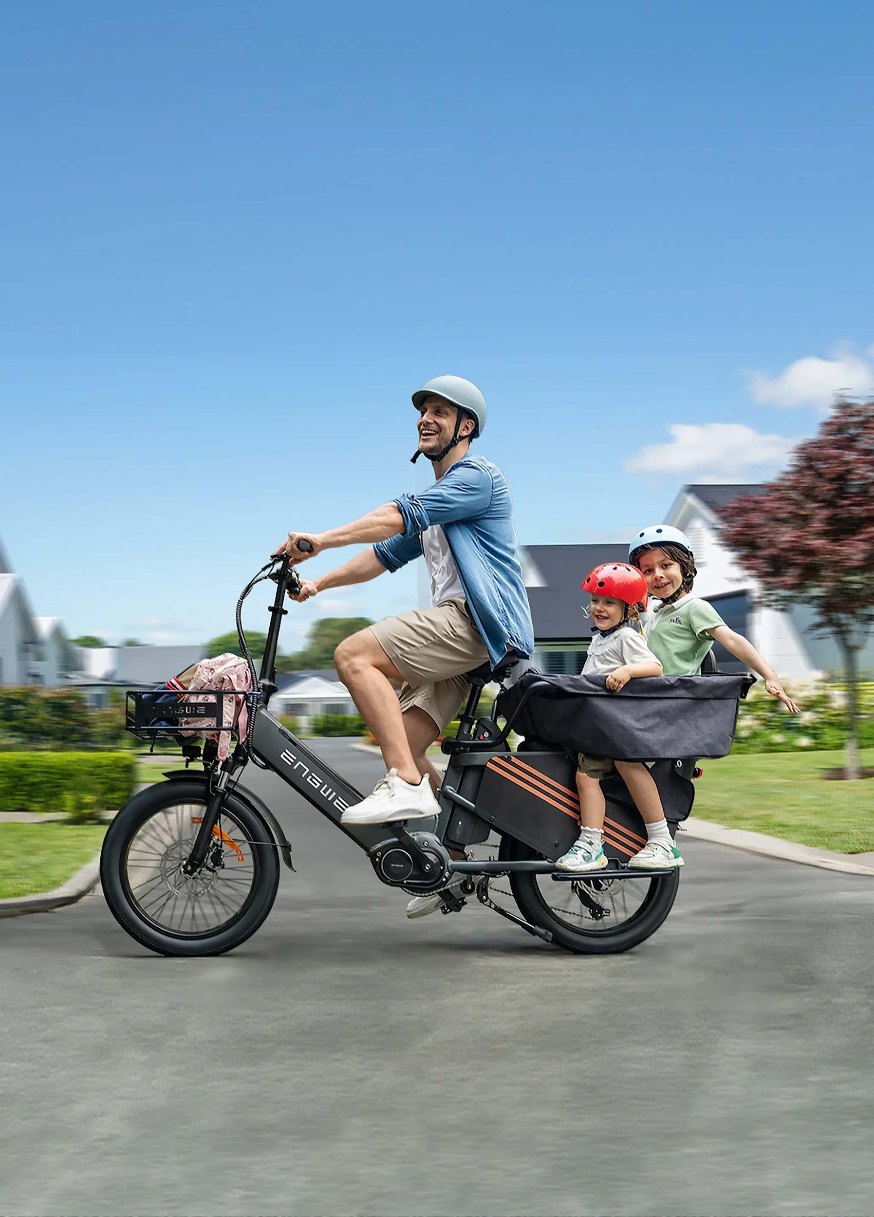 Un père et ses enfants sur un vélo cargo électrique