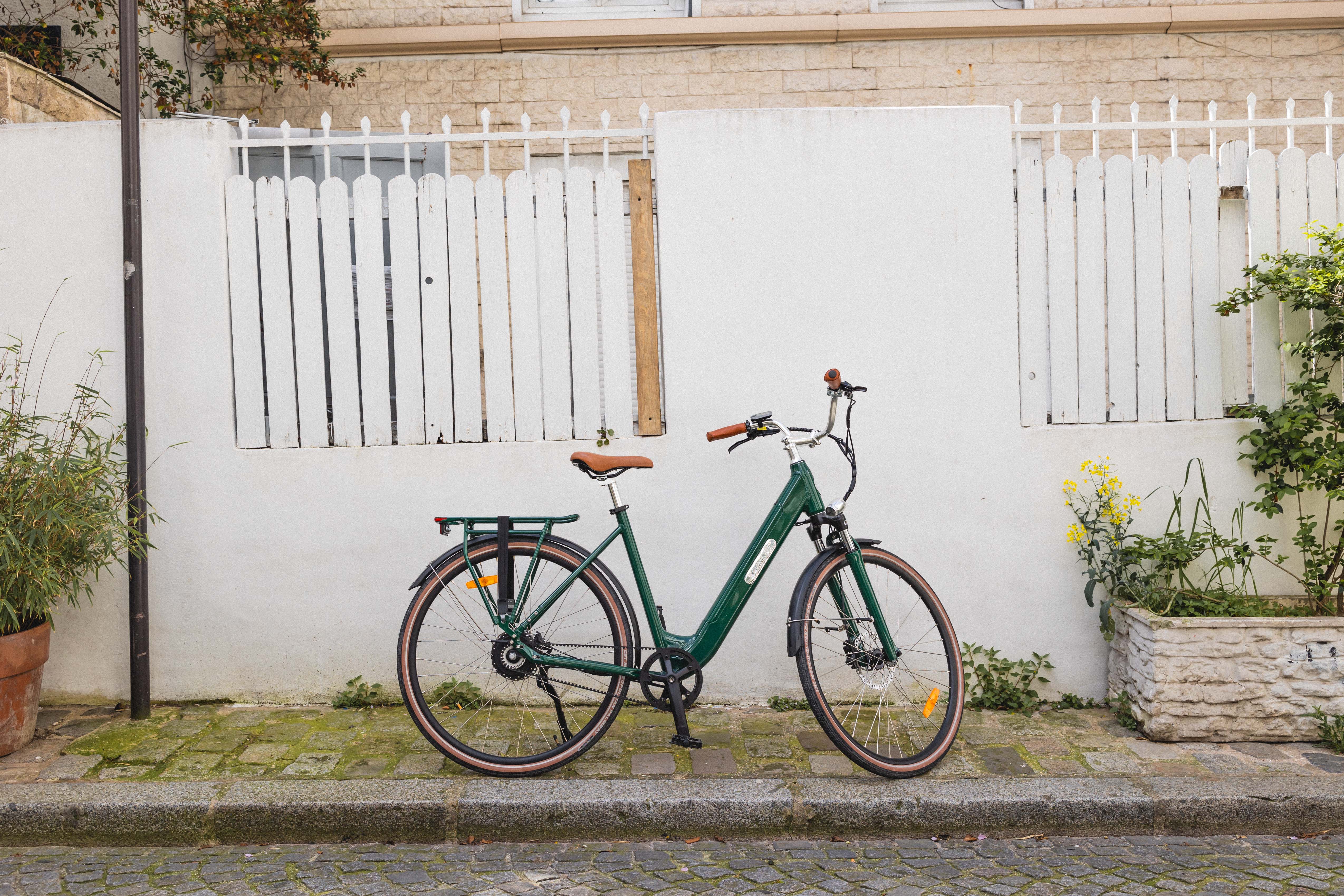 Un vélo électrique de ville bleu